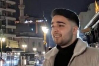 Kütahya-Afyonkarahisar kara yolunda kontrolden çıkan bir otomobilin bariyerleri aşarak tarlaya