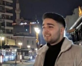 Kütahya-Afyonkarahisar kara yolunda kontrolden çıkan bir otomobilin bariyerleri aşarak tarlaya