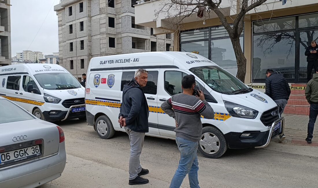 Kahramanmaraş’ın Dulkadiroğlu ilçesinde bir esnafın iş yerinden gelen tek el