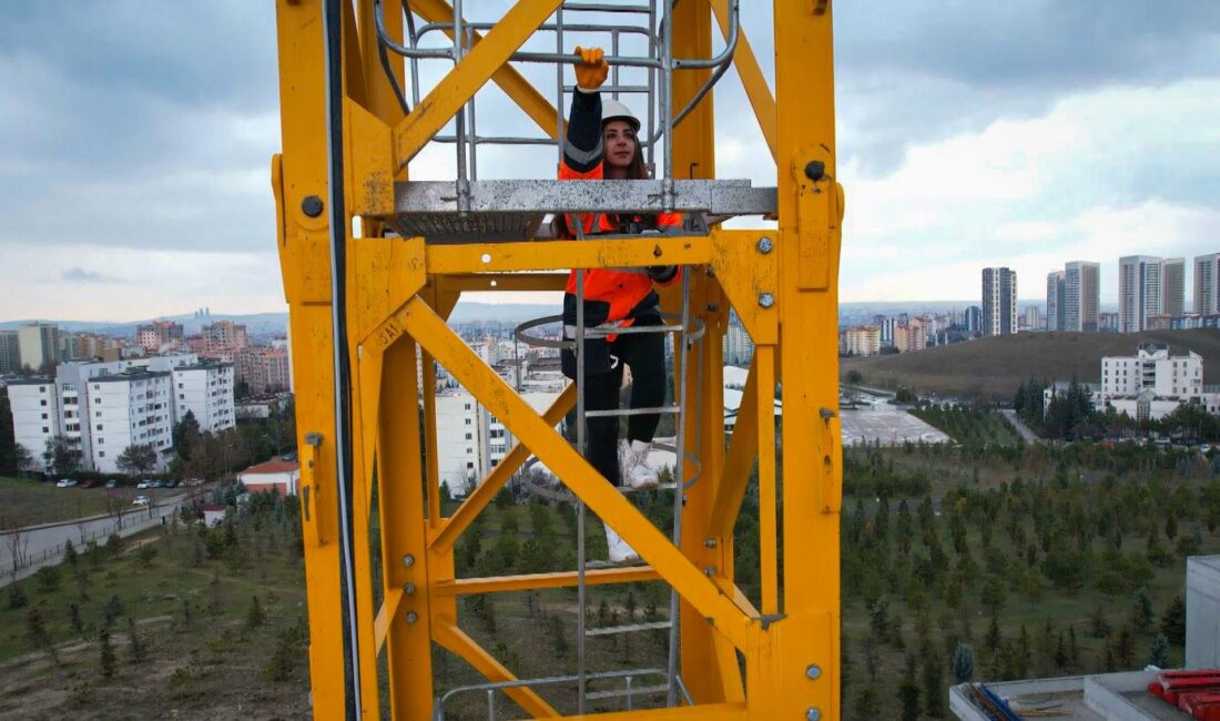 Ankara'da yaşayan 20 yaşındaki Mezra Coşkun, inşaat sektörünün en zorlu