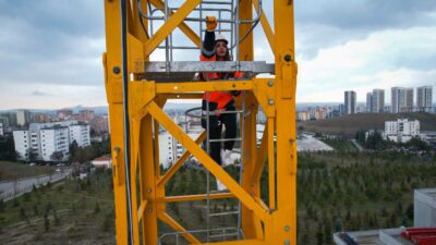 Ankara'da yaşayan 20 yaşındaki Mezra Coşkun, inşaat sektörünün en zorlu