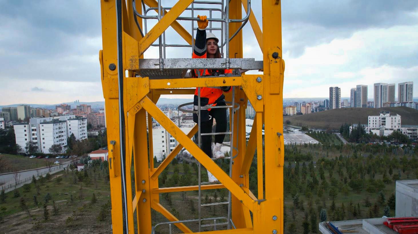 Ankara'da yaşayan 20 yaşındaki Mezra Coşkun, inşaat sektörünün en zorlu