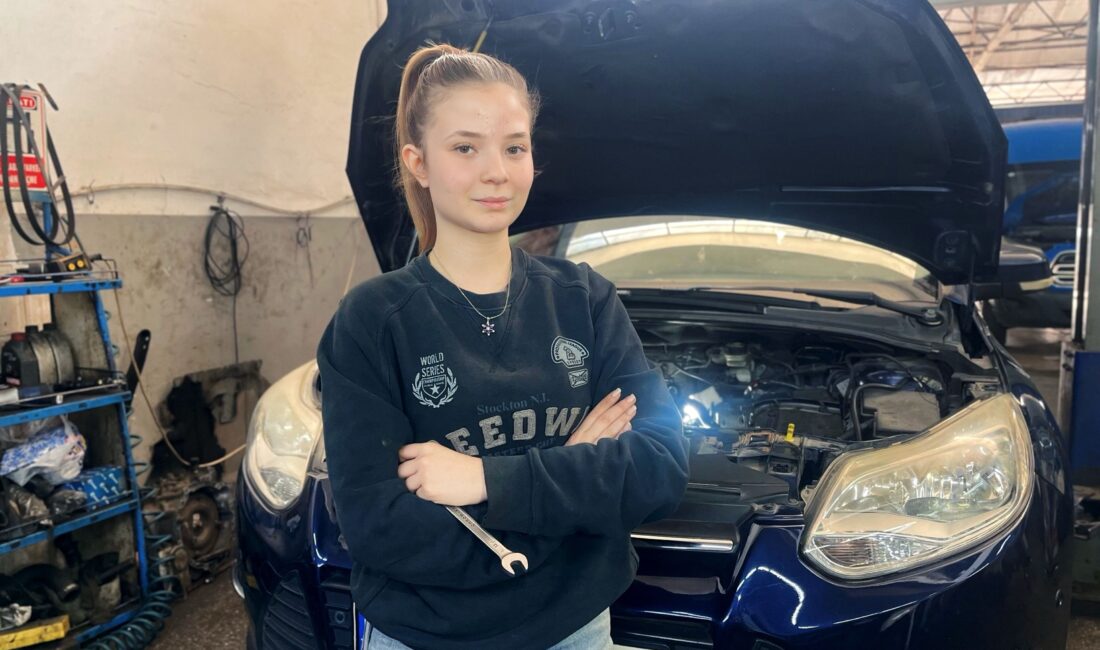 Antalya'da yaşayan meslek lisesi öğrencisi Selen Tıraşoğlu, babasının yanında başladığı