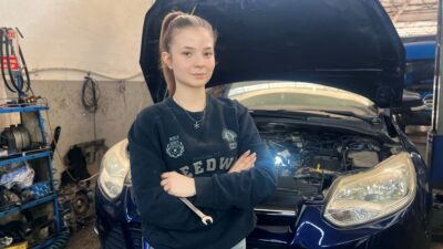 Antalya'da yaşayan meslek lisesi öğrencisi Selen Tıraşoğlu, babasının yanında başladığı