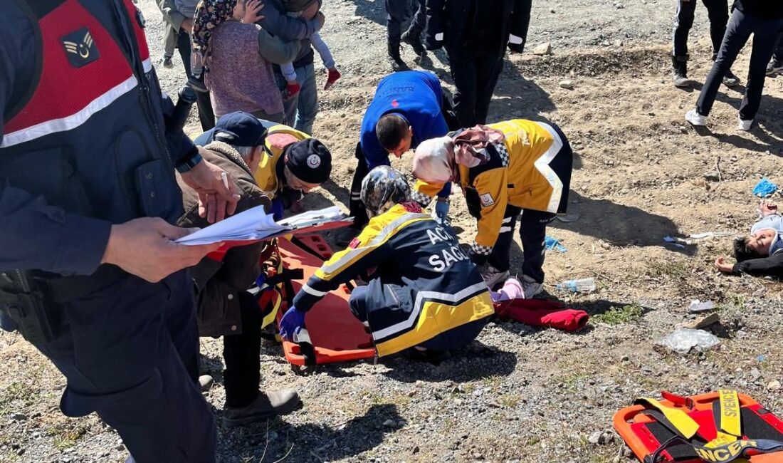 Afyonkarahisar-Konya karayolu üzerinde meydana gelen şiddetli çarpışmada, yol kenarında yolcu