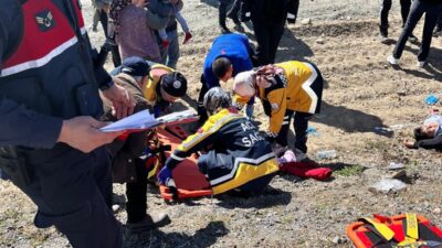 Afyonkarahisar-Konya karayolu üzerinde meydana gelen şiddetli çarpışmada, yol kenarında yolcu