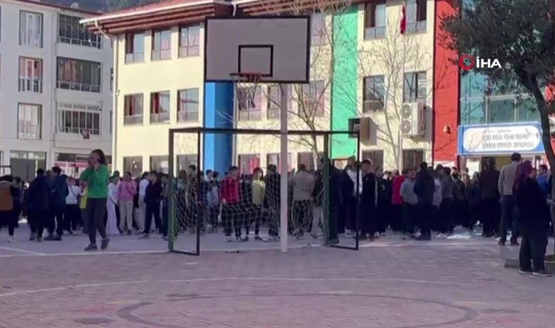  Denizli'nin Buldan ilçesinde meydana gelen 5.1 büyüklüğünde deprem başta okul