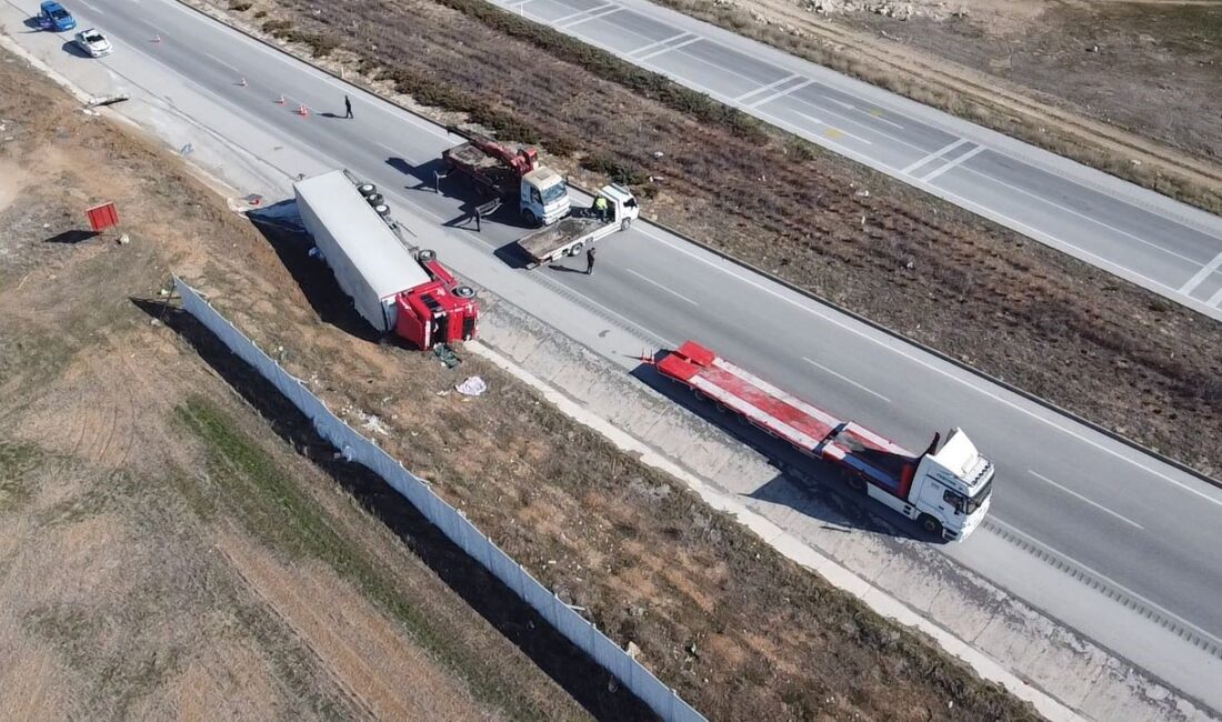 Afyonkarahisar’ın Emirdağ ilçesi çıkışında meydana gelen trafik kazasında, hırdavat malzemesi