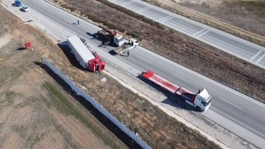 Afyonkarahisar’ın Emirdağ ilçesi çıkışında meydana gelen trafik kazasında, hırdavat malzemesi
