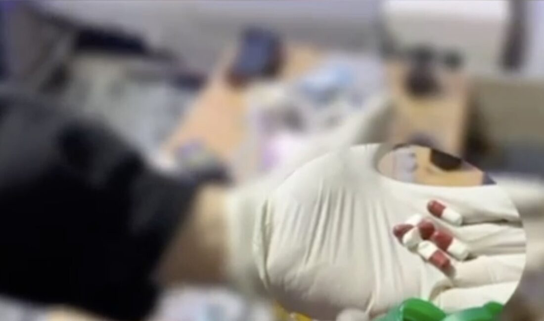 Sakarya'nın Adapazarı ilçesinde polis ekipleri, uyuşturucu satışı yapılan ve deşifre