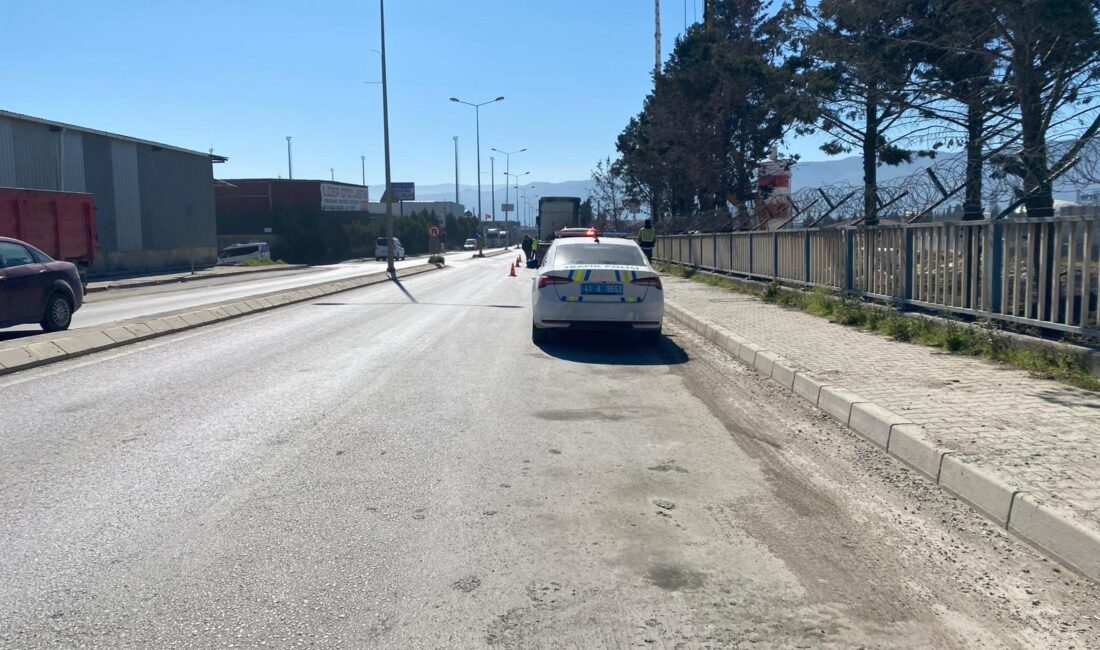  Kocaeli'nin Körfez ilçesinde iki tırın arasında sıkışan sürücü hayatını kaybetti.