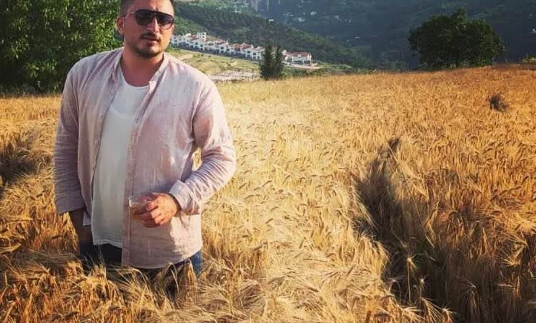 Kocaeli Adliyesi önünde, cinsel istismara uğradığını iddia eden Sümeyye M.