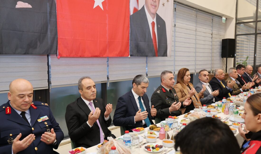 Afyonkarahisar İl Emniyet Müdürlüğü tarafından düzenlenen iftar programı, bu yıl