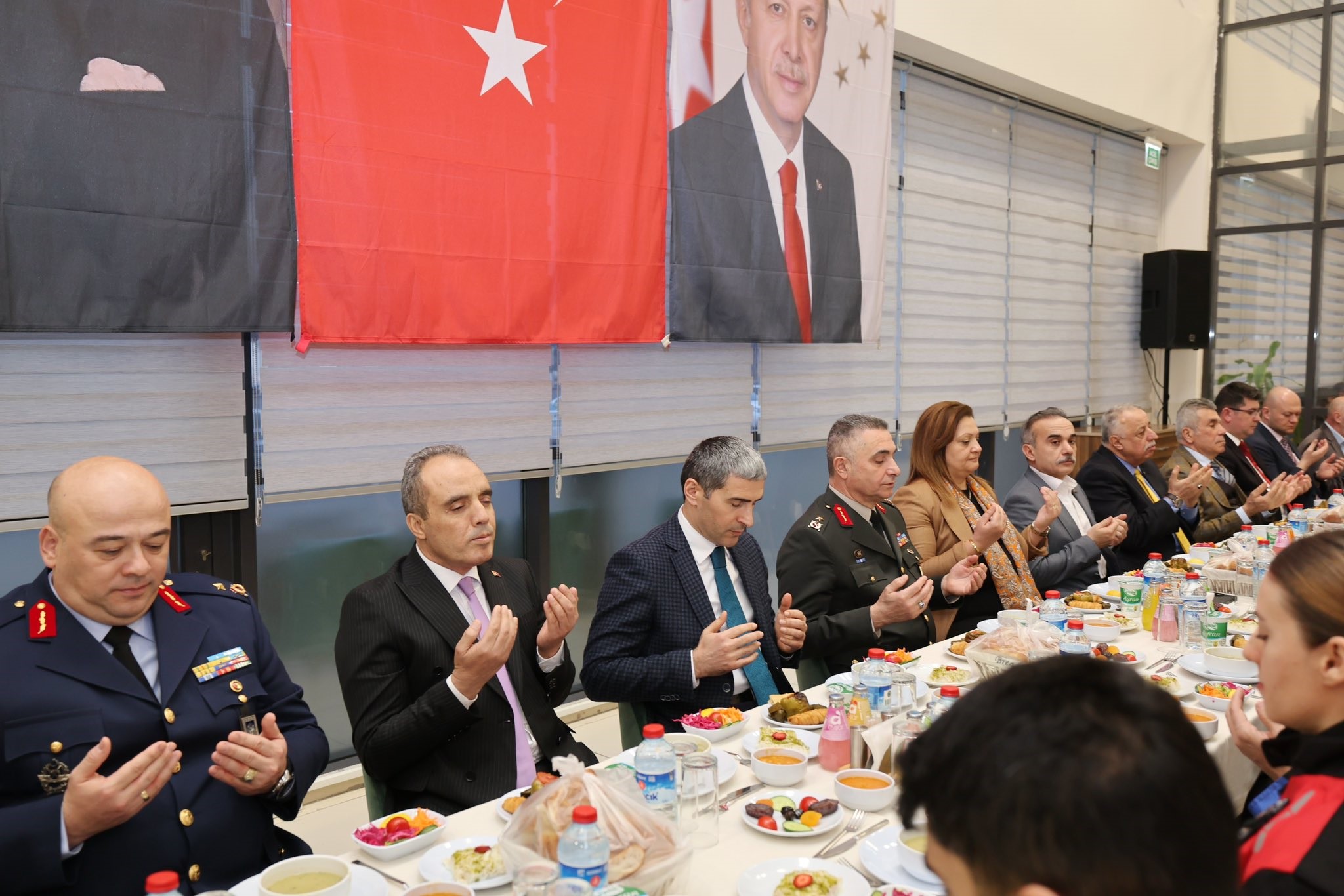 Afyonkarahisar İl Emniyet Müdürlüğü tarafından düzenlenen iftar programı, bu yıl