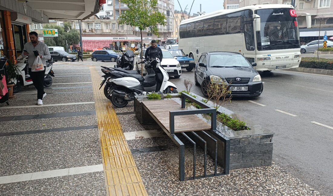 Antalya’nın Manavgat ilçesinde kaldırımda seyreden motorlu bisikletin çarptığı 5 yaşındaki
