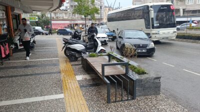 Antalya’nın Manavgat ilçesinde kaldırımda seyreden motorlu bisikletin çarptığı 5 yaşındaki
