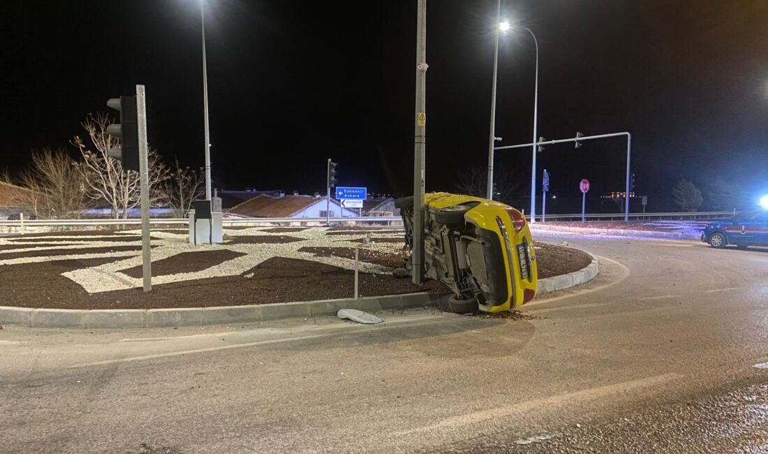 Afyonkarahisar’ın Emirdağ ilçesinde kontrolden çıkan bir ticari taksi orta refüje