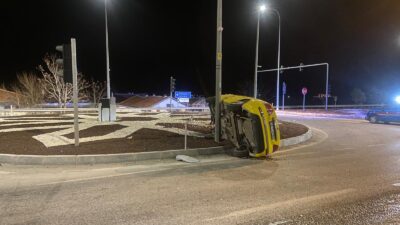 Afyonkarahisar’ın Emirdağ ilçesinde kontrolden çıkan bir ticari taksi orta refüje