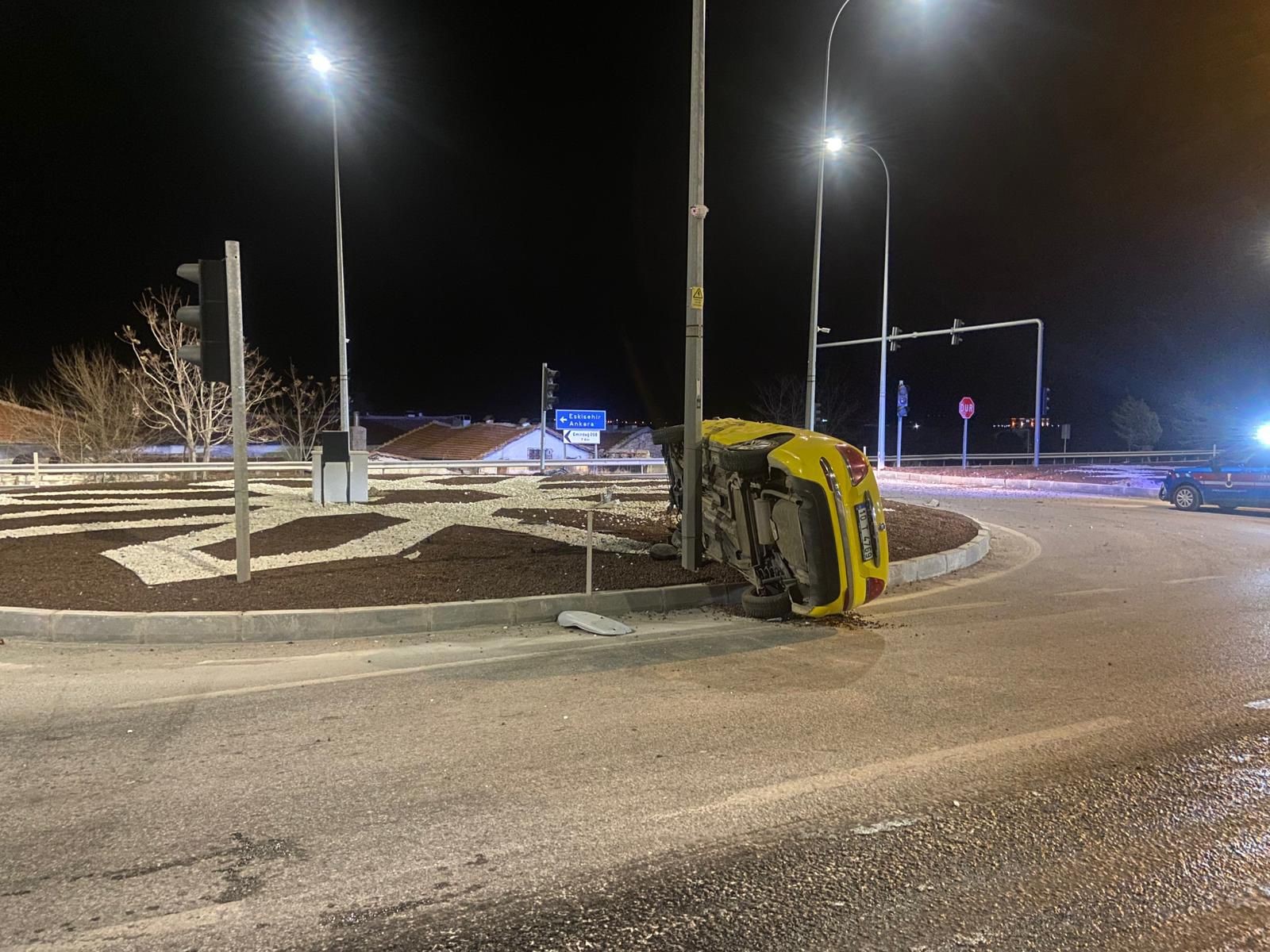 Afyonkarahisar’ın Emirdağ ilçesinde kontrolden çıkan bir ticari taksi orta refüje