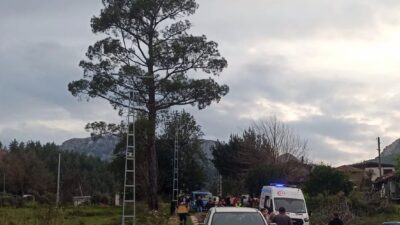 Antalya’nın Serik ilçesinde hareket halindeki kamyonetin kasasında dengesini kaybederek yola