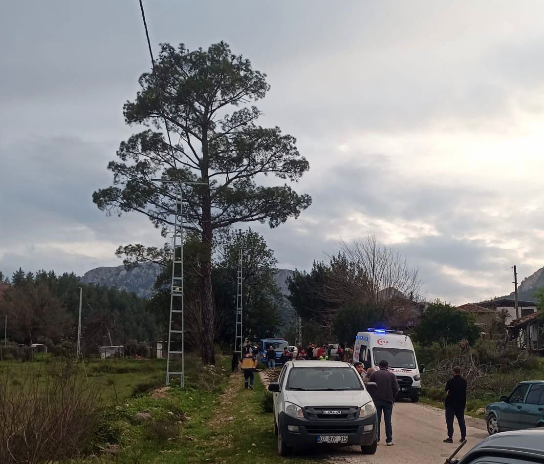 Antalya’nın Serik ilçesinde hareket halindeki kamyonetin kasasında dengesini kaybederek yola