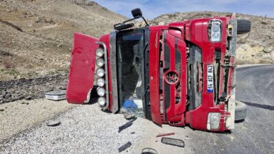 Afyonkarahisar’ın Şuhut ilçesinde sürücüsünün kontrolünden çıkan kömür yüklü tırın devrilmesi