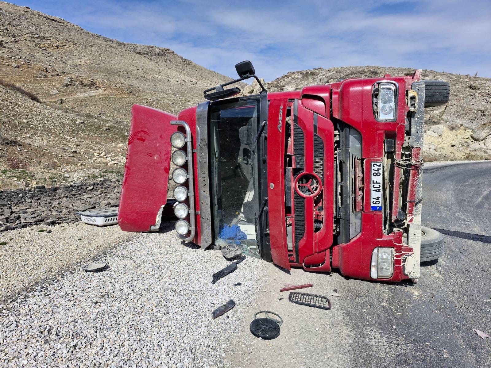 Afyonkarahisar’ın Şuhut ilçesinde sürücüsünün kontrolünden çıkan kömür yüklü tırın devrilmesi