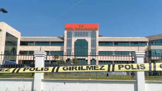 Antalya’da öğle saatlerinde hareketli dakikalar yaşandı. Kepez Kaymakamlığı binasından gelen