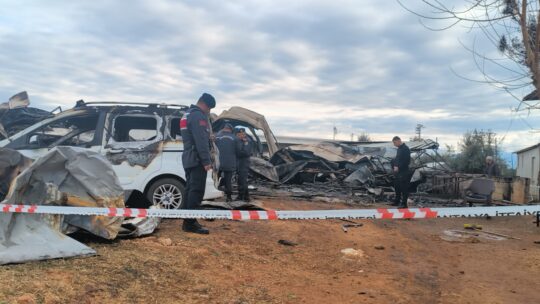  Antalya'nın Kepez ilçesinde gece saatlerinde çıkan yangında, yabancı uyruklu 6