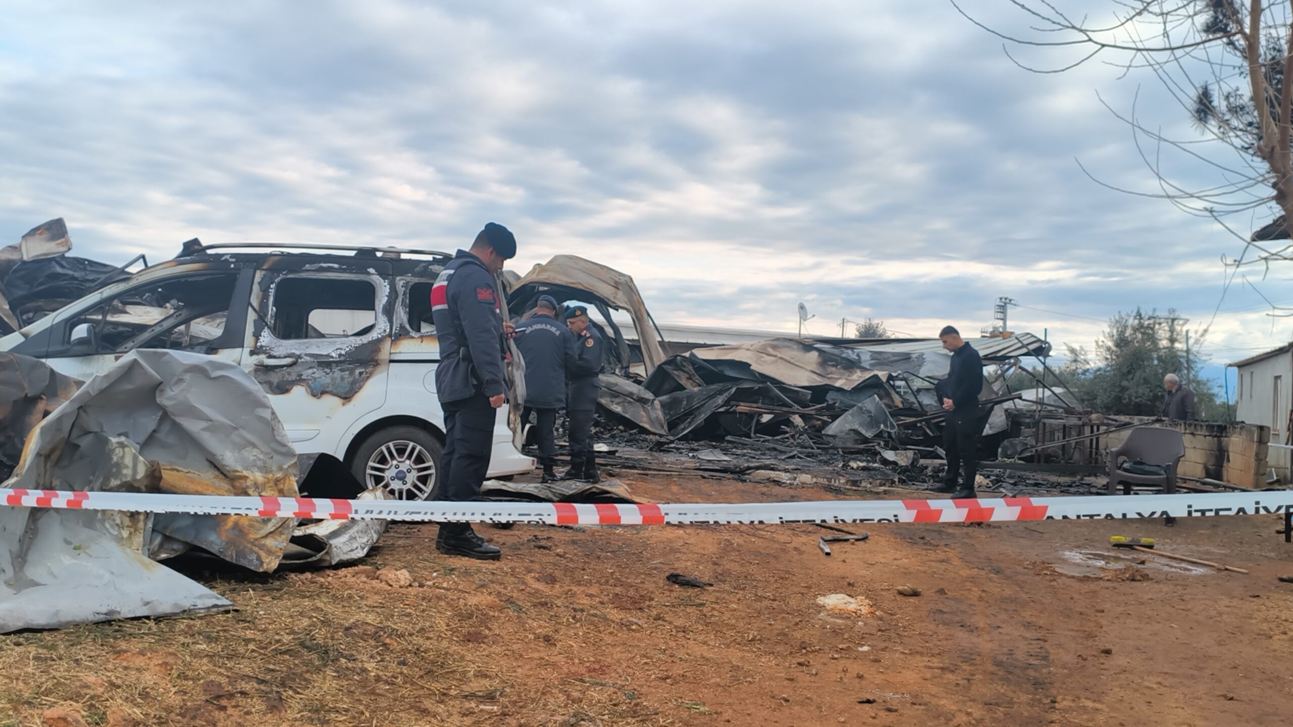  Antalya'nın Kepez ilçesinde gece saatlerinde çıkan yangında, yabancı uyruklu 6