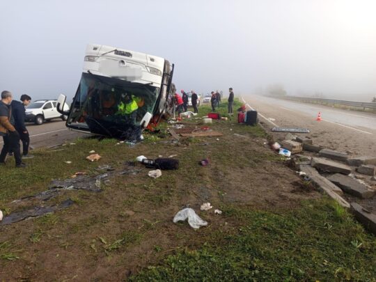 Adana’da kontrolden çıkan yolcu otobüsü refüje çarparak devrildi. Kazada 2