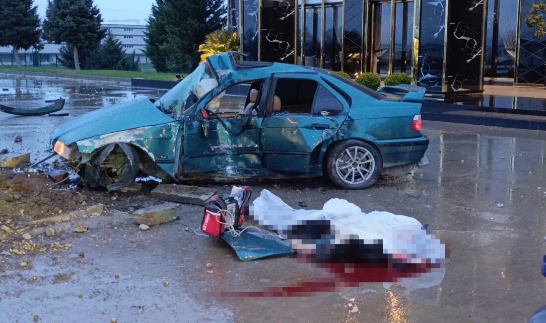 Bursa'nın İnegöl ilçesinde kontrolden çıkarak reklam panosuna çarpan otomobildeki 1