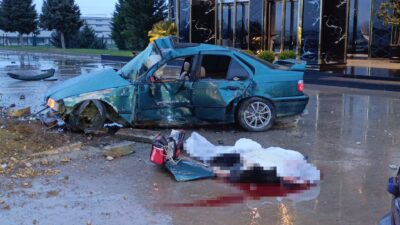 Bursa'nın İnegöl ilçesinde kontrolden çıkarak reklam panosuna çarpan otomobildeki 1