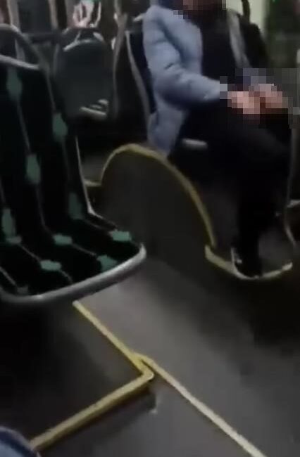 Kocaeli'de seyir halindeki bir halk otobüsünde bir şahsın sergilediği uygunsuz