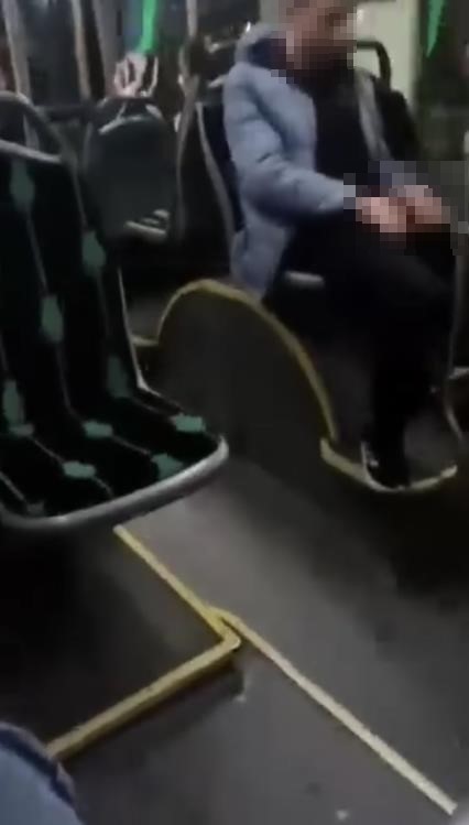 Kocaeli'de seyir halindeki bir halk otobüsünde bir şahsın sergilediği uygunsuz