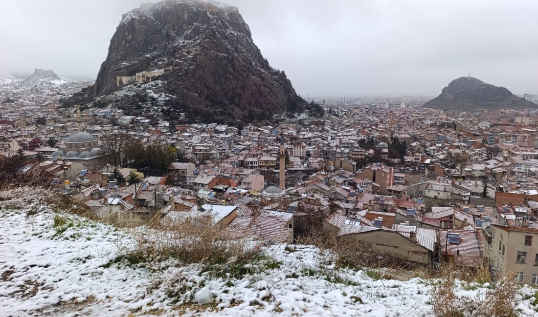 Meteoroloji Bölge Müdürlüğü’nün uyarılarının ardından Afyonkarahisar güne kar sürpriziyle başladı.