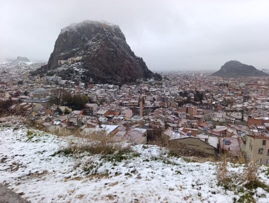 Meteoroloji Bölge Müdürlüğü’nün uyarılarının ardından Afyonkarahisar güne kar sürpriziyle başladı.