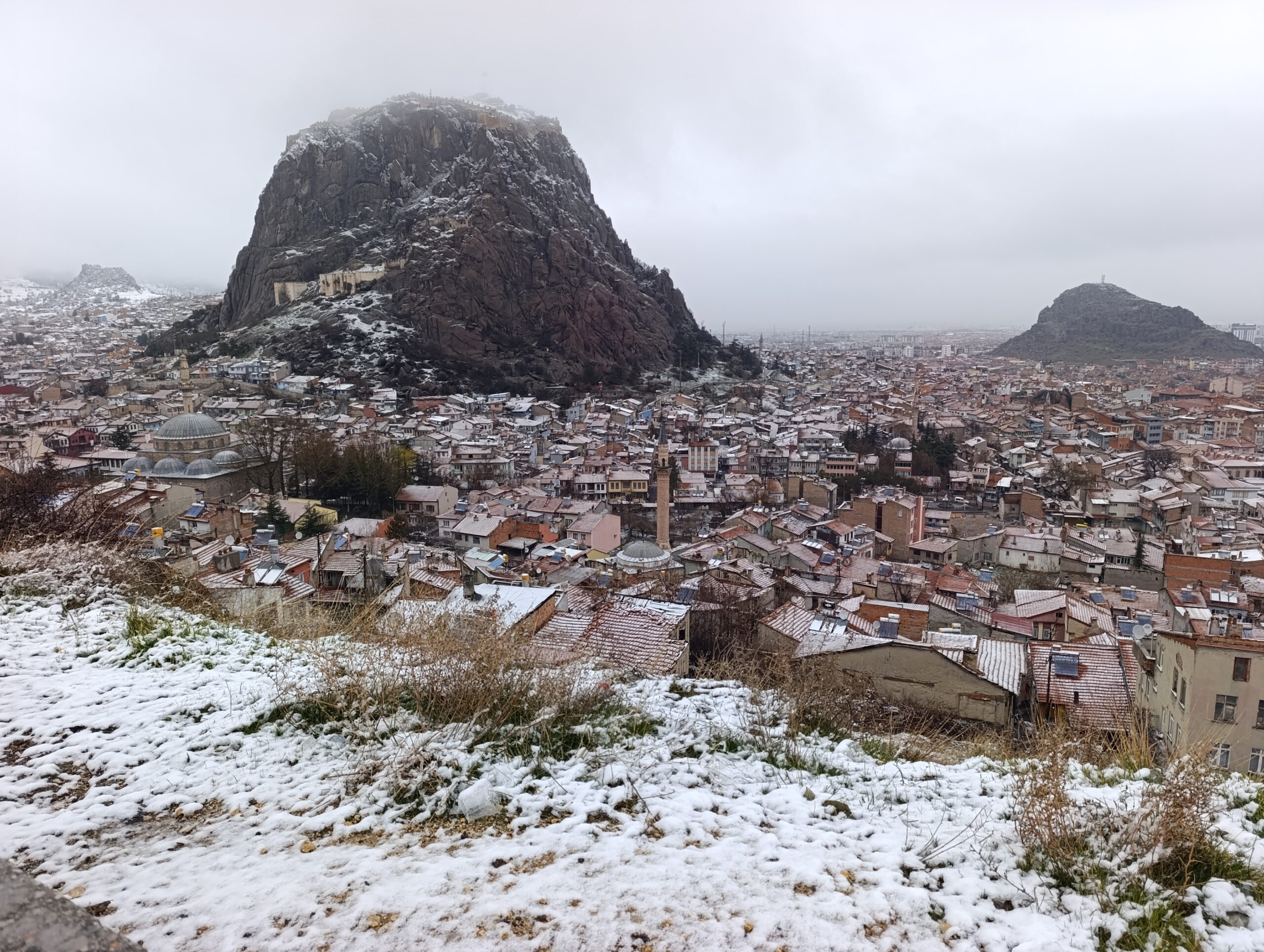 Meteoroloji Bölge Müdürlüğü’nün uyarılarının ardından Afyonkarahisar güne kar sürpriziyle başladı.