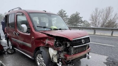 Afyonkarahisar-Uşak karayolu üzerinde meydana gelen trafik kazasında, kontrolden çıkan hafif