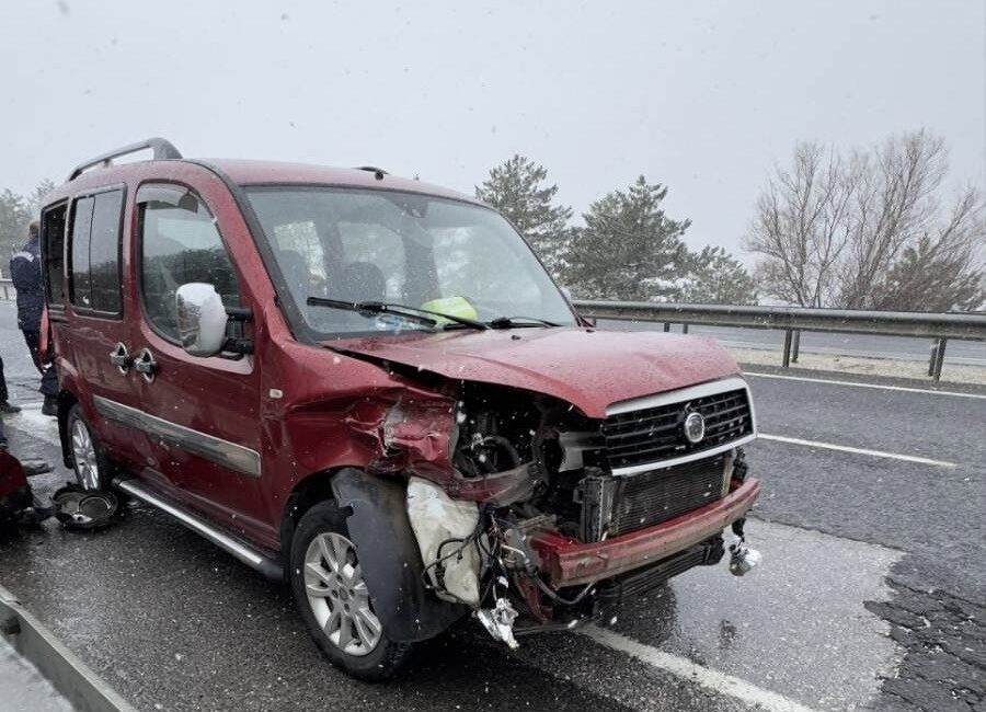Afyonkarahisar-Uşak karayolu üzerinde meydana gelen trafik kazasında, kontrolden çıkan hafif