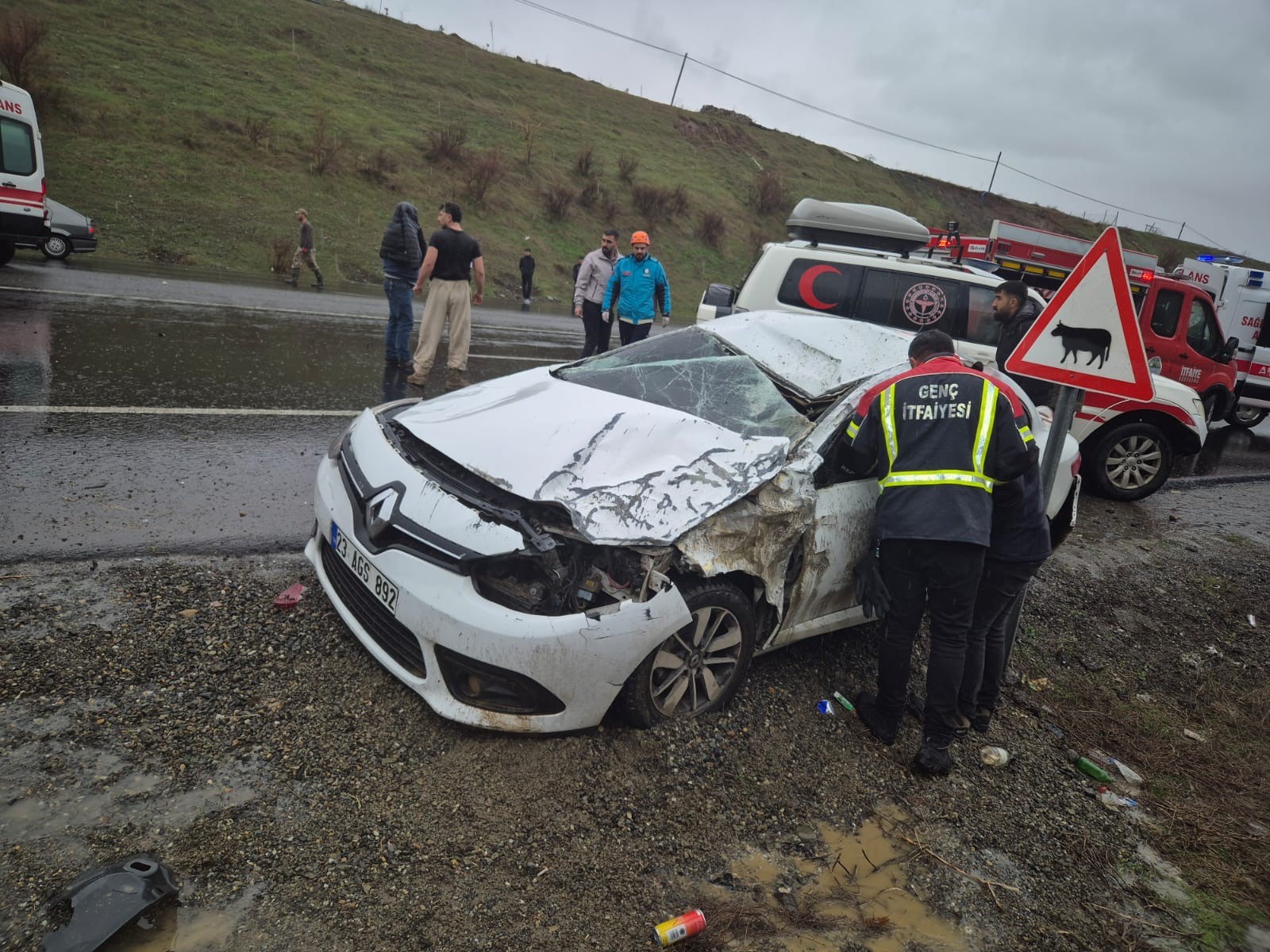 Bingöl-Diyarbakır karayolunda kontrolden çıkan bir otomobilin takla atması sonucu meydana
