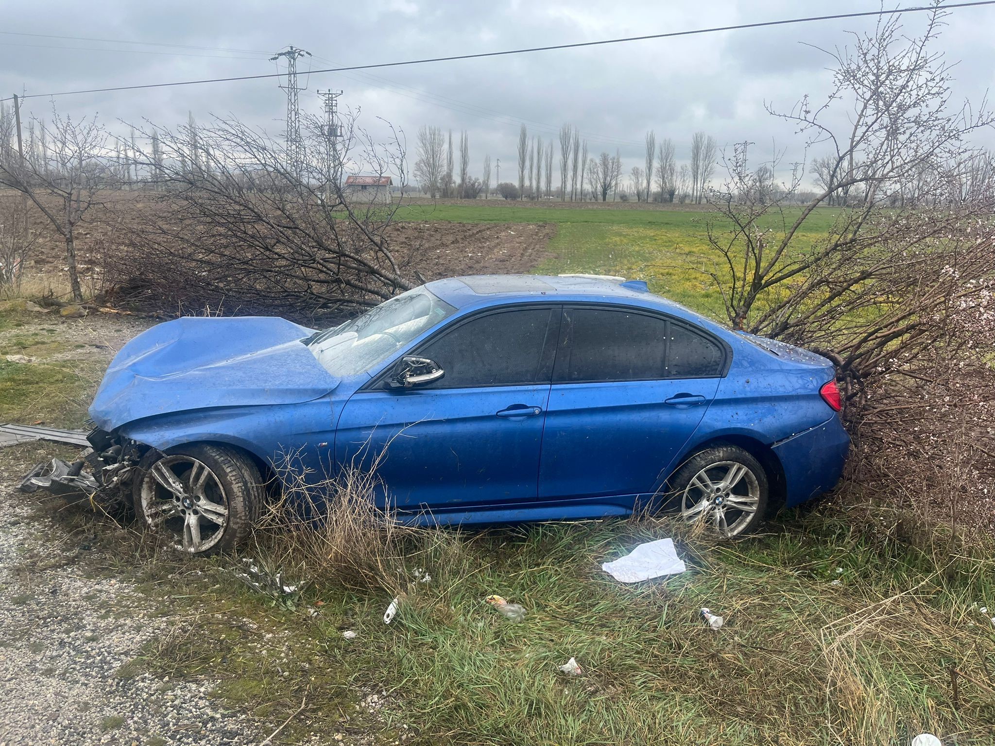Afyonkarahisar’ın Şuhut ilçesinde meydana gelen trafik kazasında, kontrolden çıkan bir