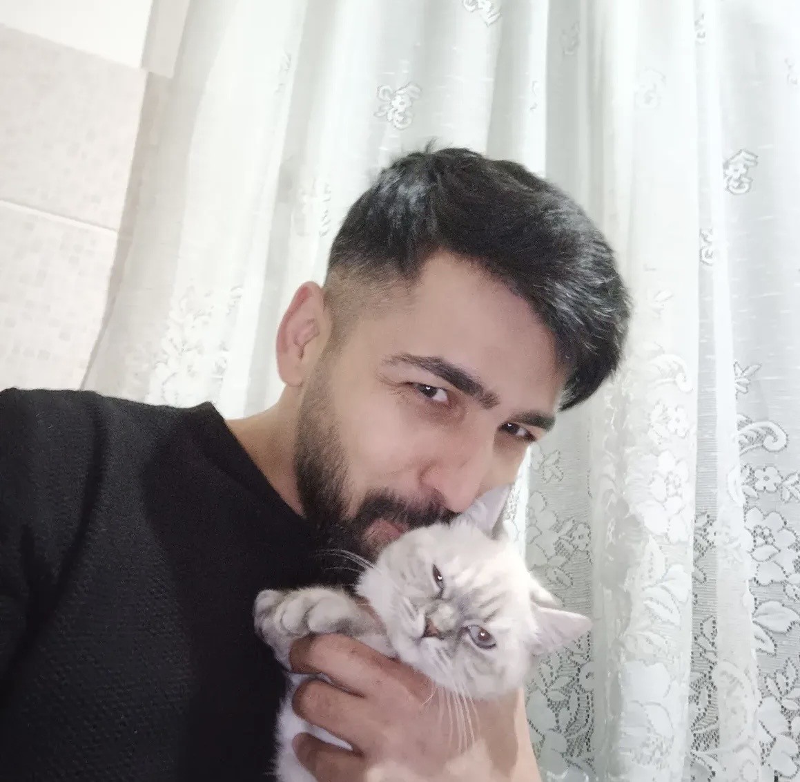 Antalya’nın Kepez ilçesinde, babası ve kardeşiyle birlikte yaşayan 34 yaşındaki