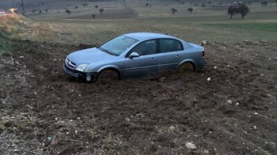 Afyonkarahisar’ın Dinar ilçesinde kontrolden çıkan bir otomobilin şarampole devrilmesi sonucu