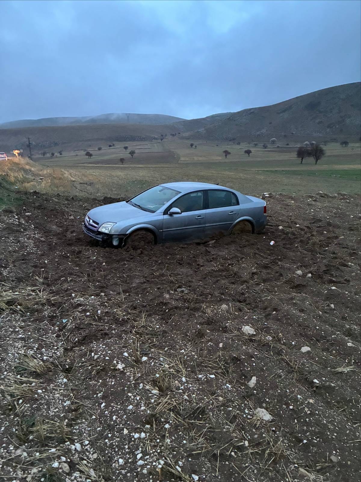 Afyonkarahisar’ın Dinar ilçesinde kontrolden çıkan bir otomobilin şarampole devrilmesi sonucu