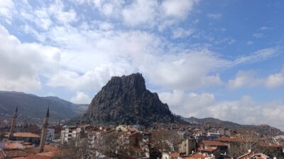 Yeni haftaya kıştan kalma soğuklar ve yağışla başlayan Afyonkarahisar’da, önümüzdeki