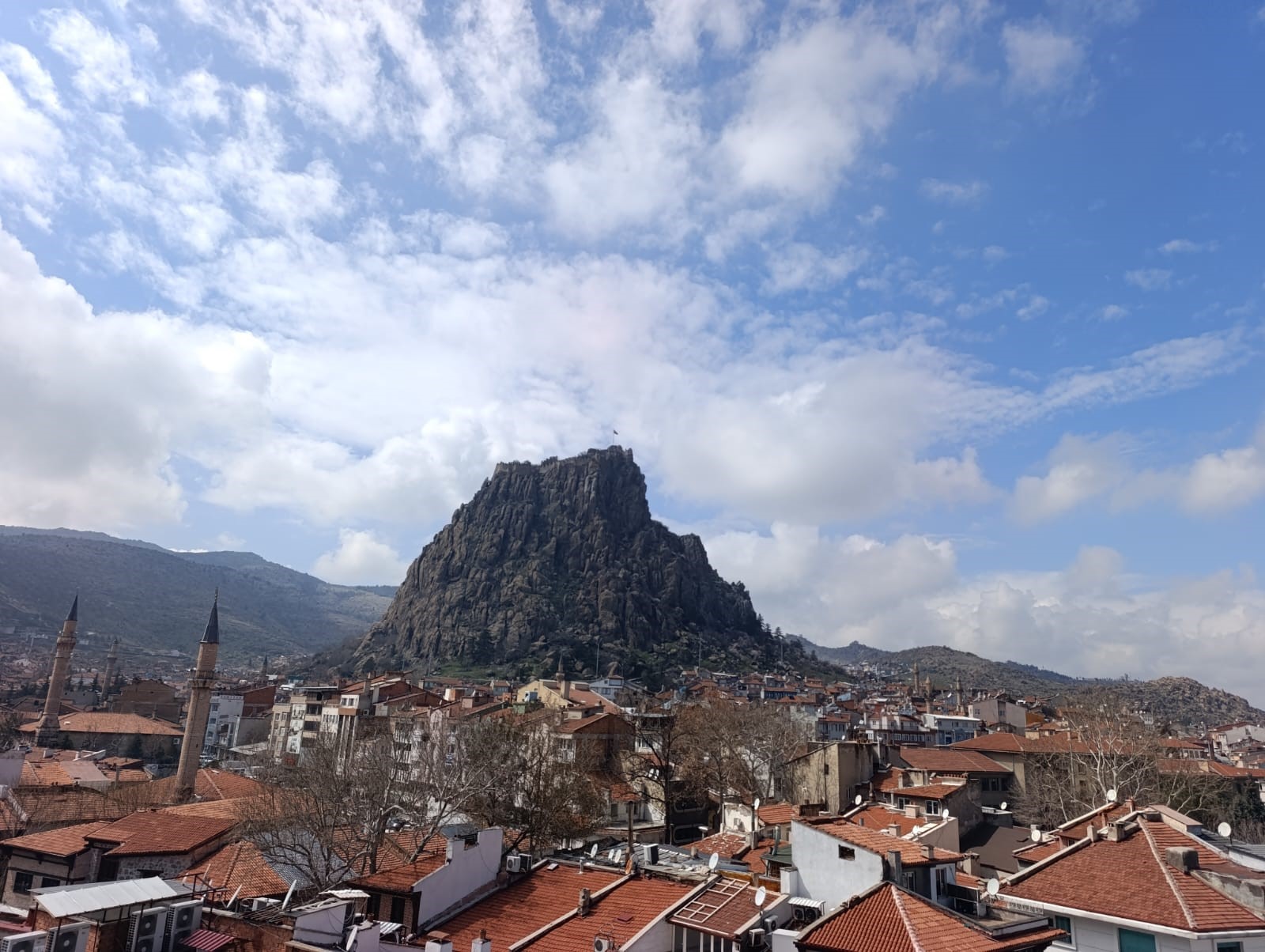 Yeni haftaya kıştan kalma soğuklar ve yağışla başlayan Afyonkarahisar’da, önümüzdeki