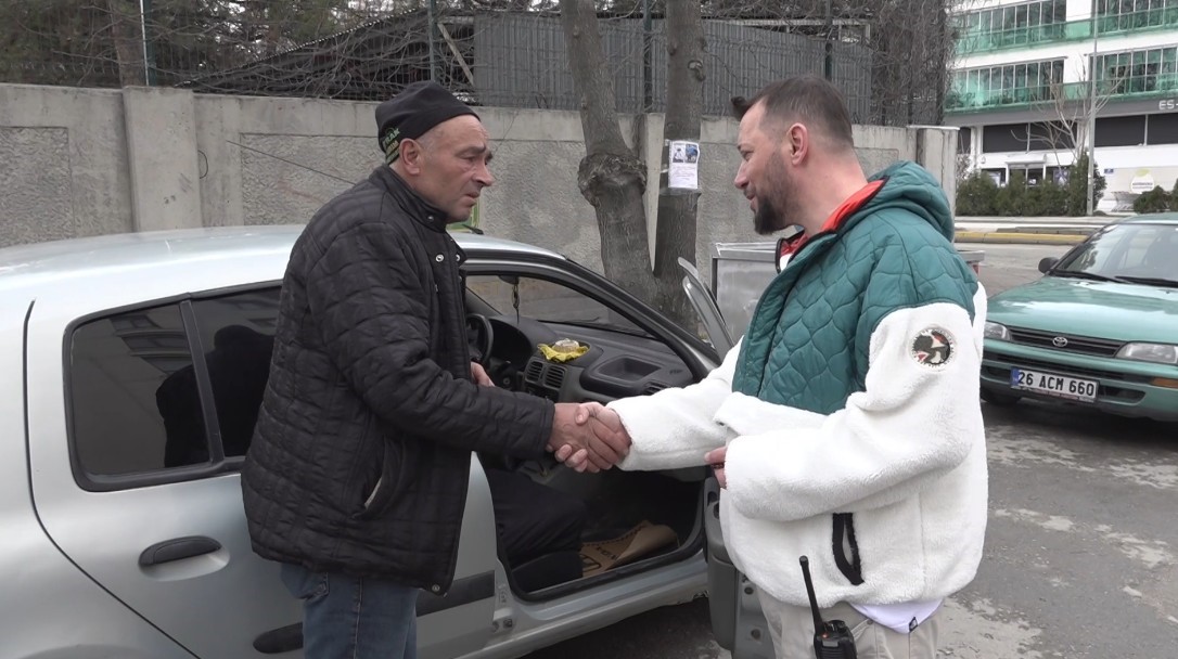Amasya’dan Eskişehir’e misafirliğe gelen bir vatandaş, aracını park ettiği yeri