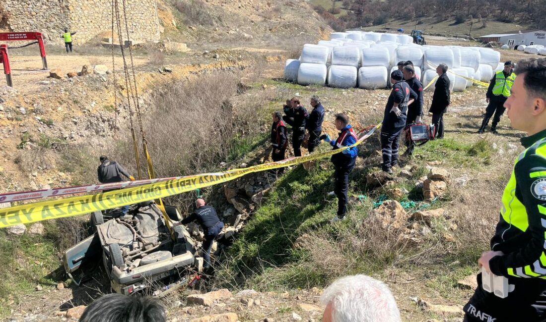 Kütahya’nın Tavşanlı ilçesinde kontrolden çıkan bir otomobilin yol kenarındaki çukura