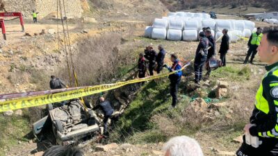 Kütahya’nın Tavşanlı ilçesinde kontrolden çıkan bir otomobilin yol kenarındaki çukura